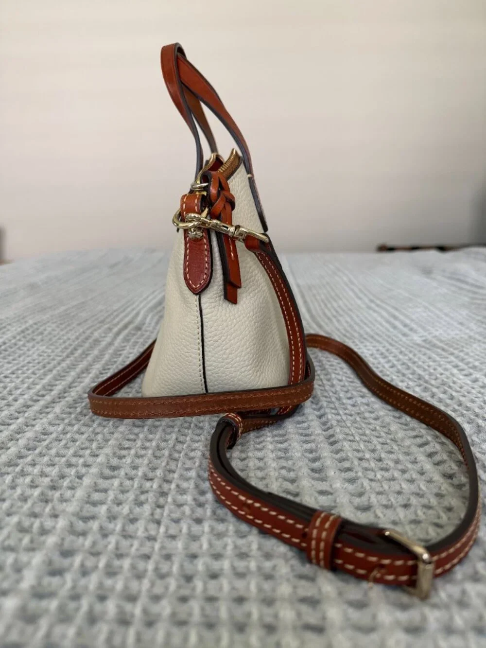 Dooney & Bourke •	zipper closure